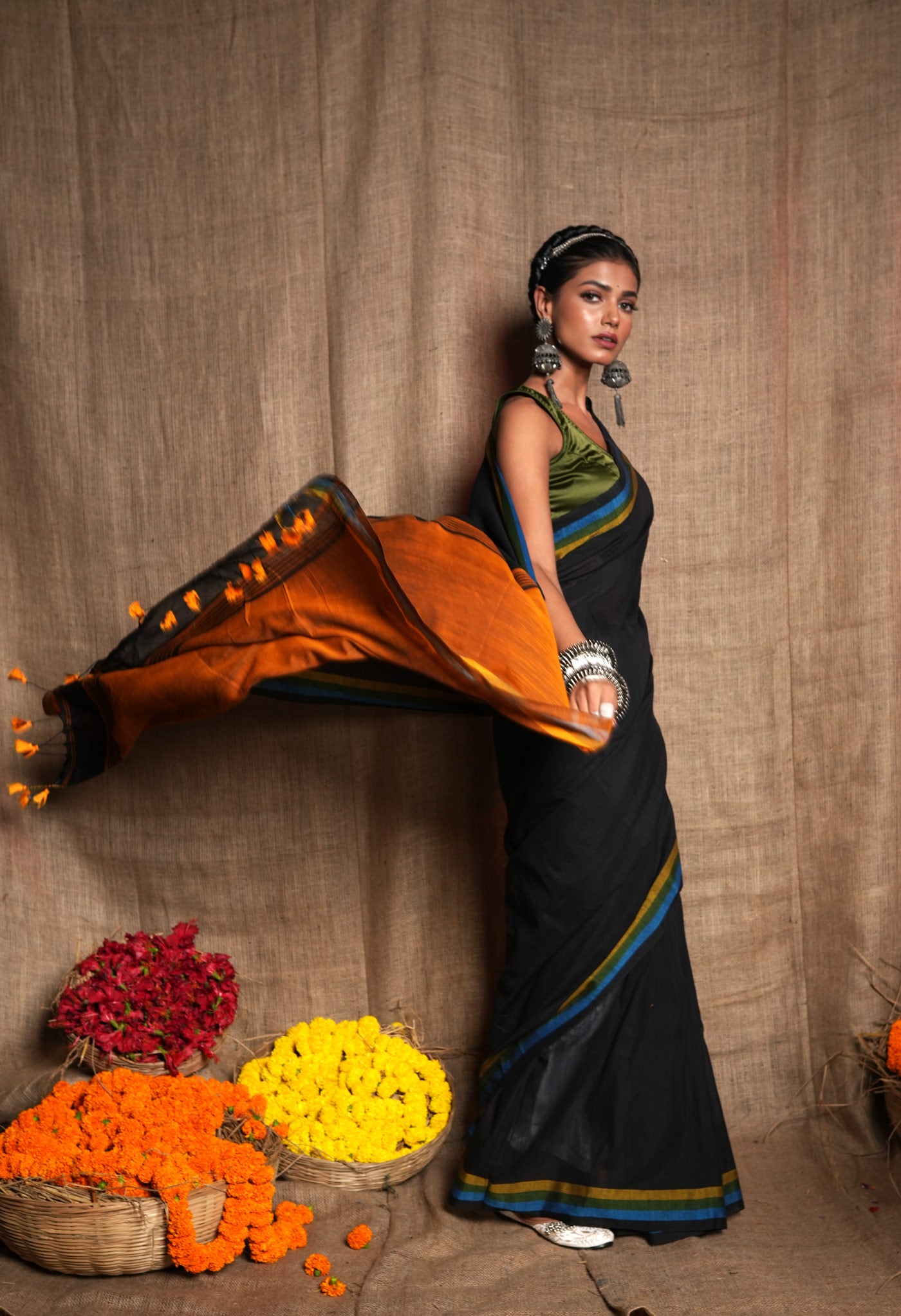 Black-Bronze Orange Pure  Plain With Contrast Pallu Cotton  Linen Saree With Tassels-UNM72855