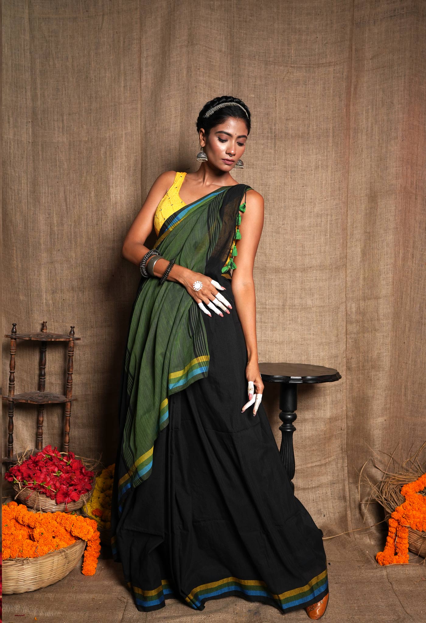 Black-Olive Green Pure  Plain With Contrast Pallu Cotton  Linen Saree With Tassels-UNM72860