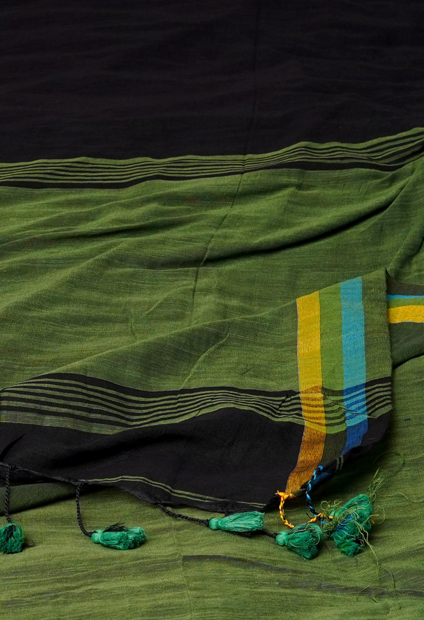 Black-Olive Green Pure  Plain With Contrast Pallu Cotton  Linen Saree With Tassels-UNM72860