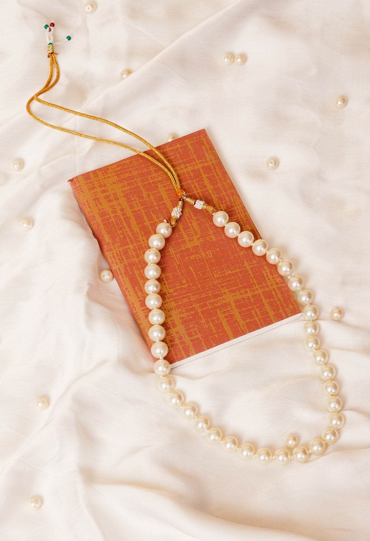 White Amravati Pearls Beads Necklace-UJ494