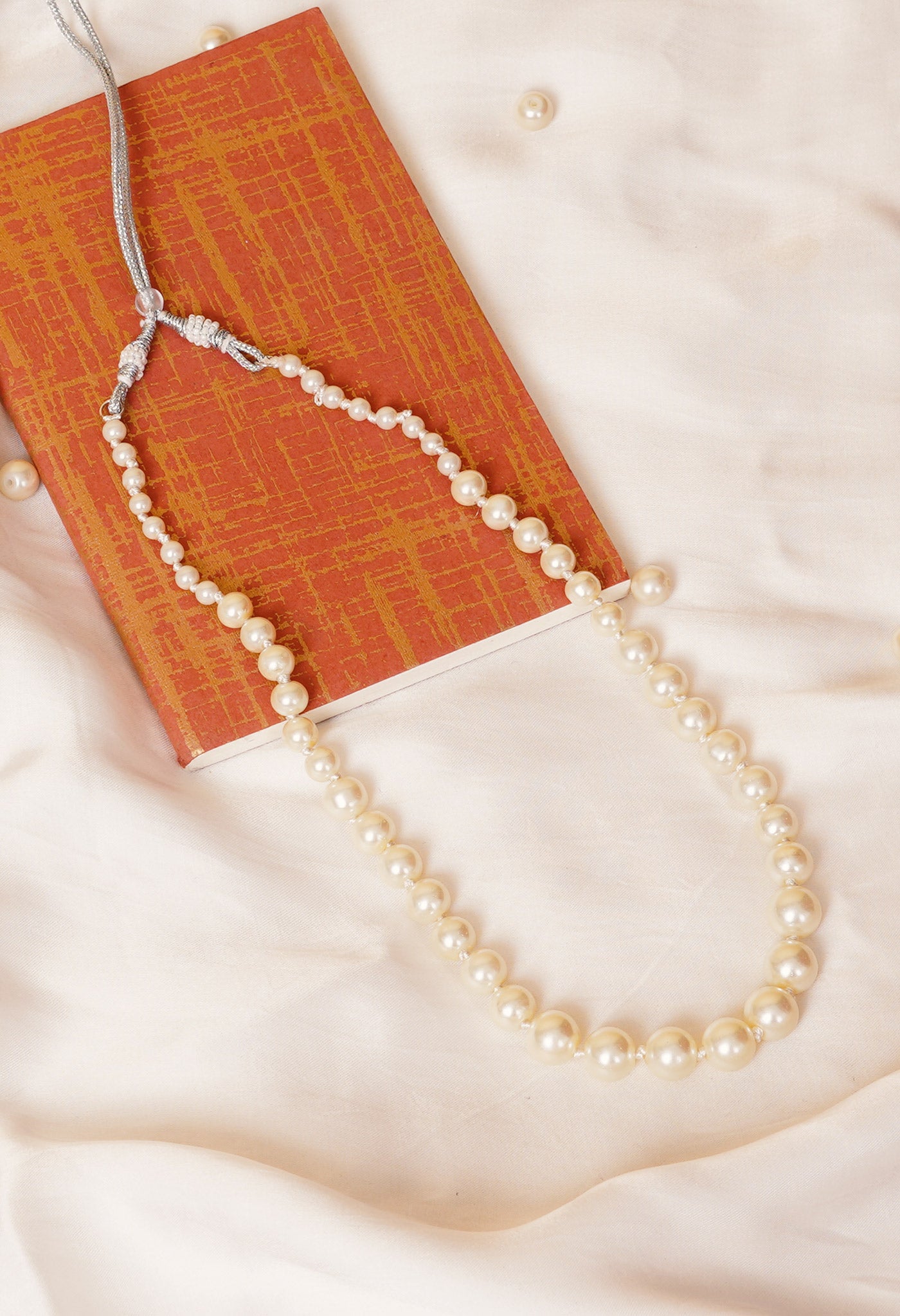 White Amravati Pearls Beads Necklace-UJ497