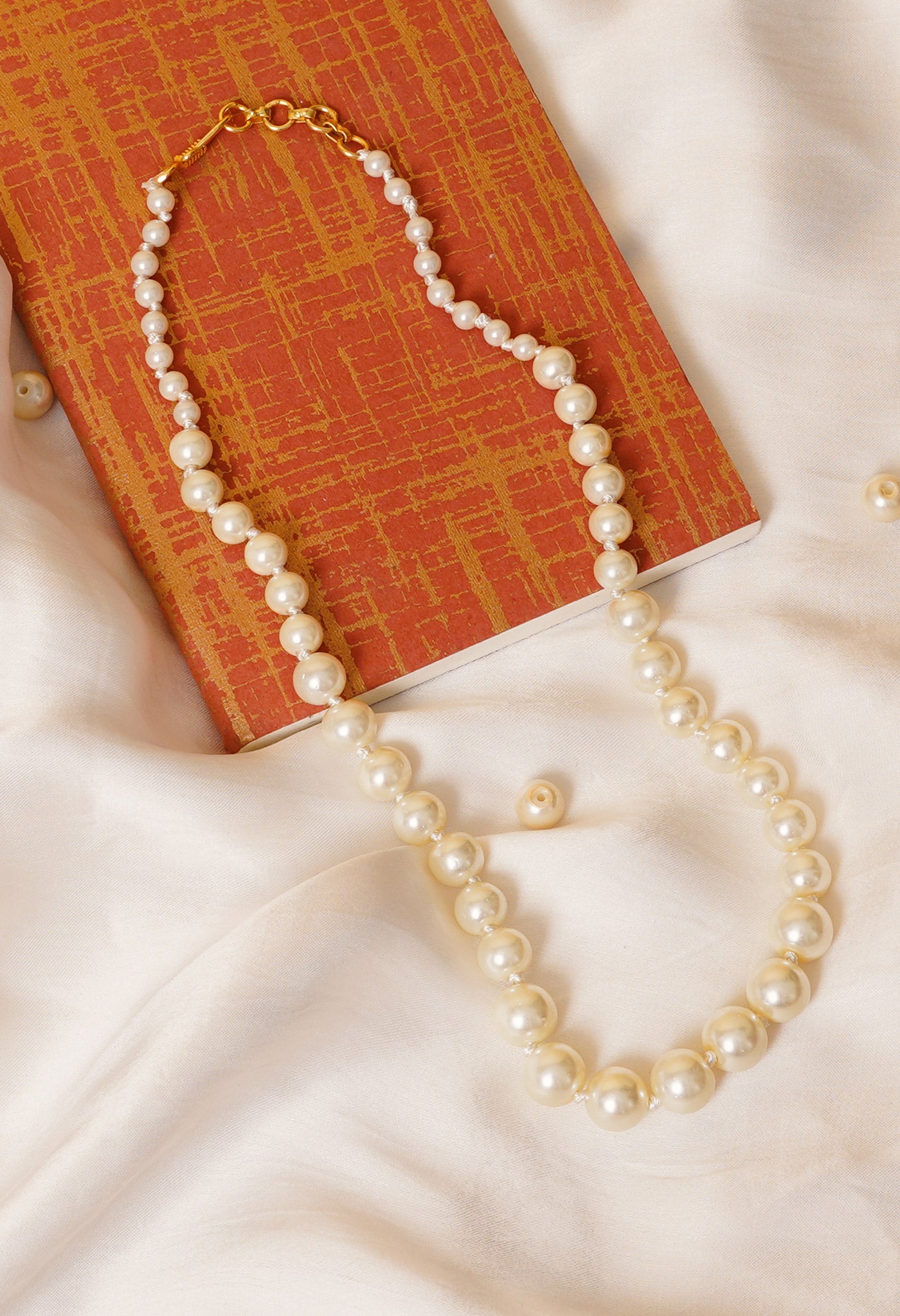 White Amravati Pearls Beads Necklace-UJ498