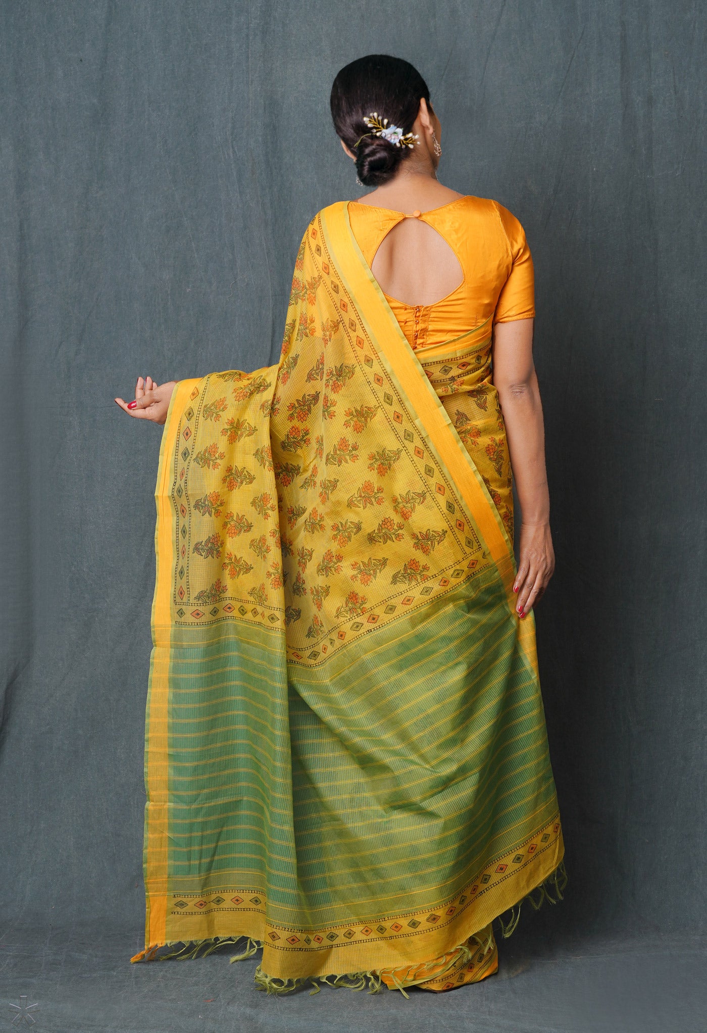 Handloom Cotton Silk Maheshwari Saree With Sleek Golden Border~Red