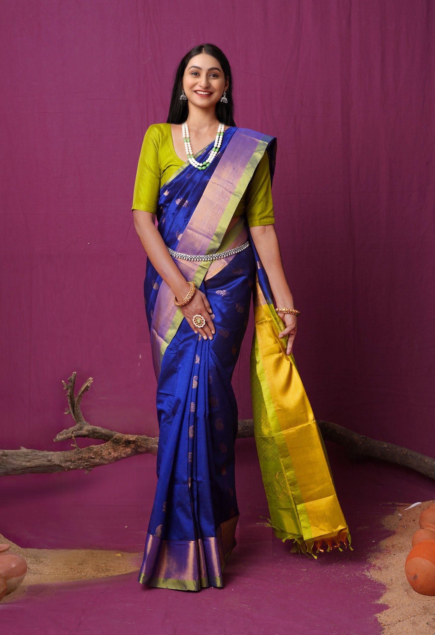 Chanderi Sarees: The True Essence of Madhya Pradesh – Trending Outfits for  Trendsetters