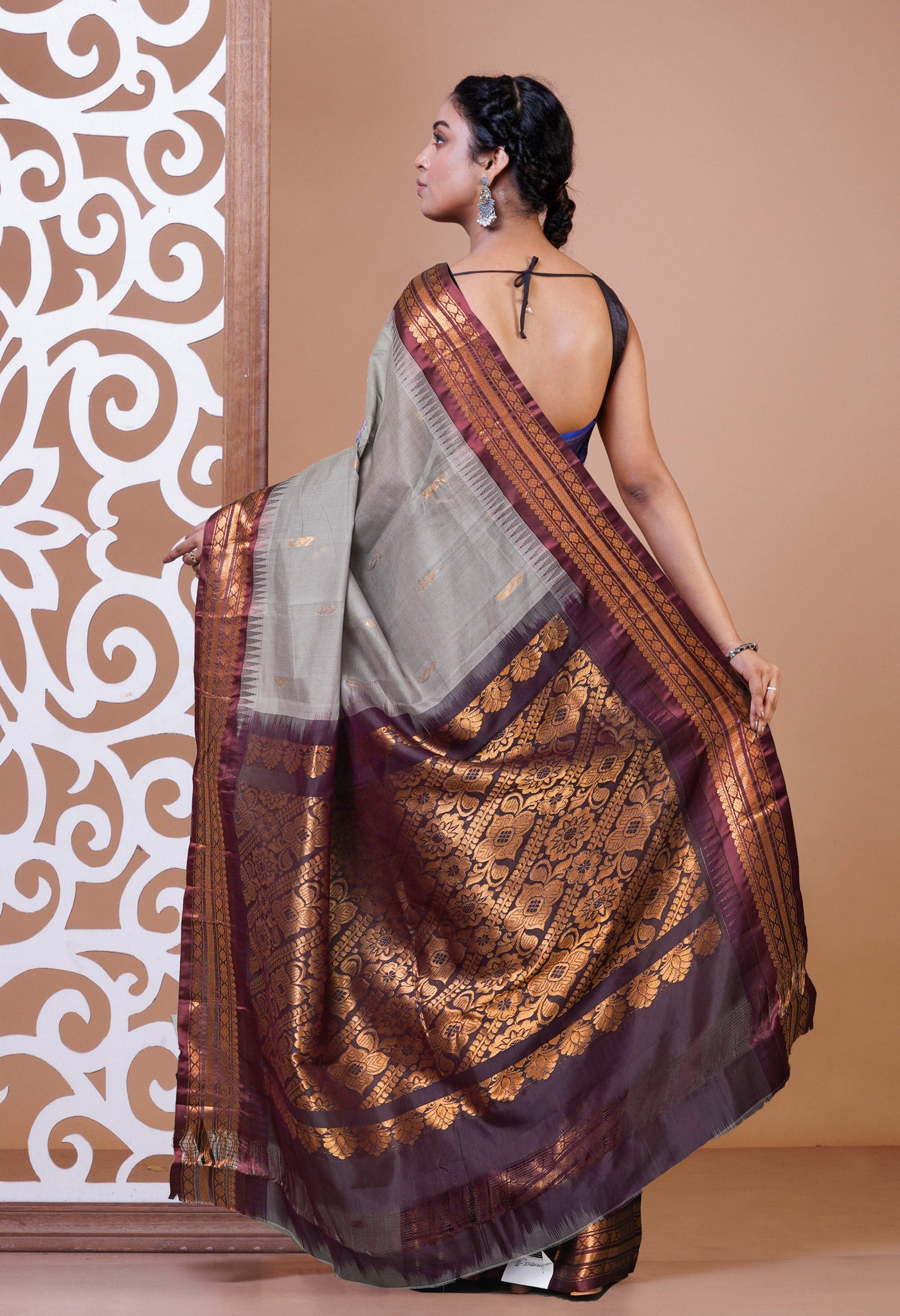 Grey Pure  Handloom Gadwal Cotton Saree