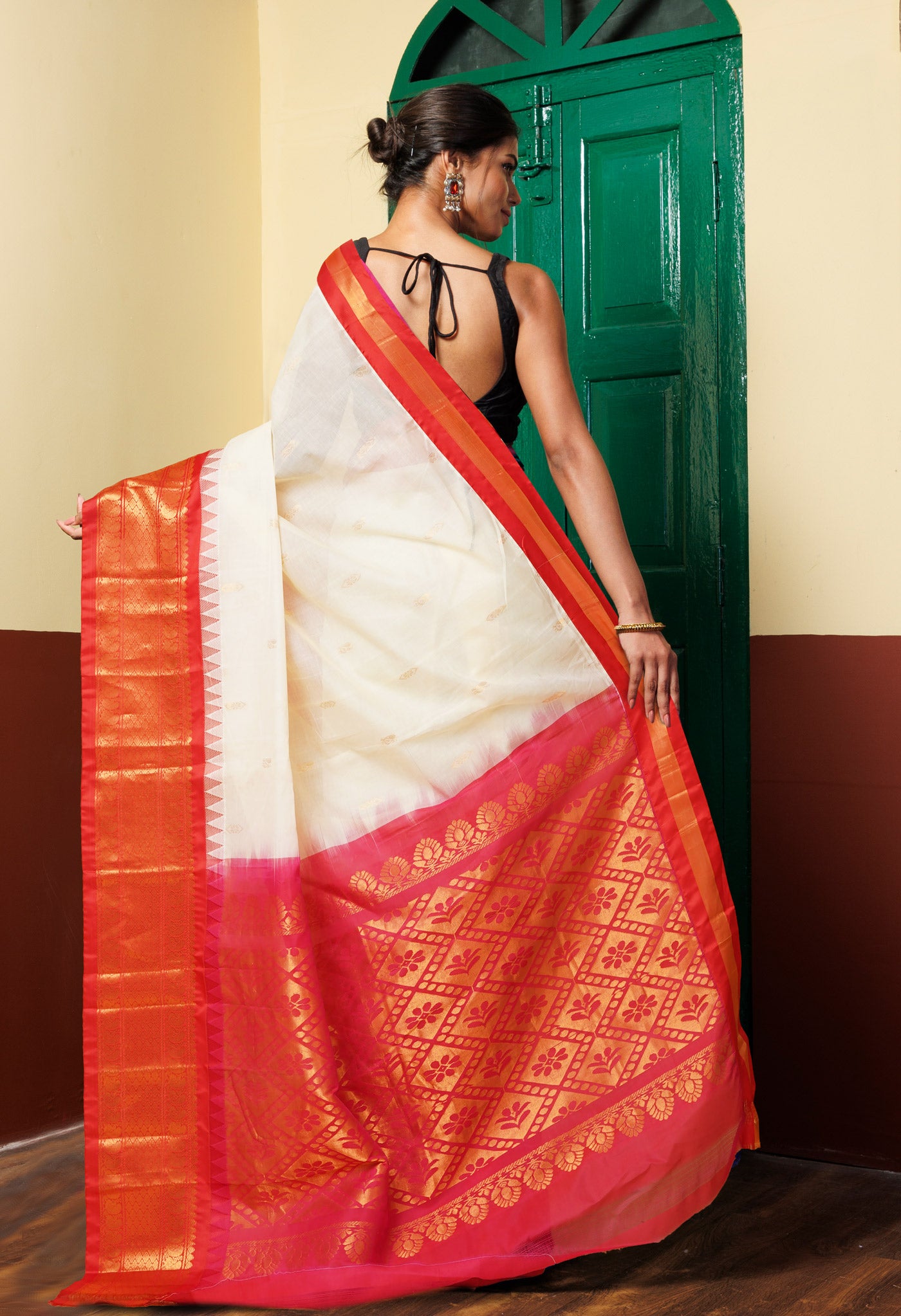 Ivory Pure Handloom Gadwal Cotton Saree