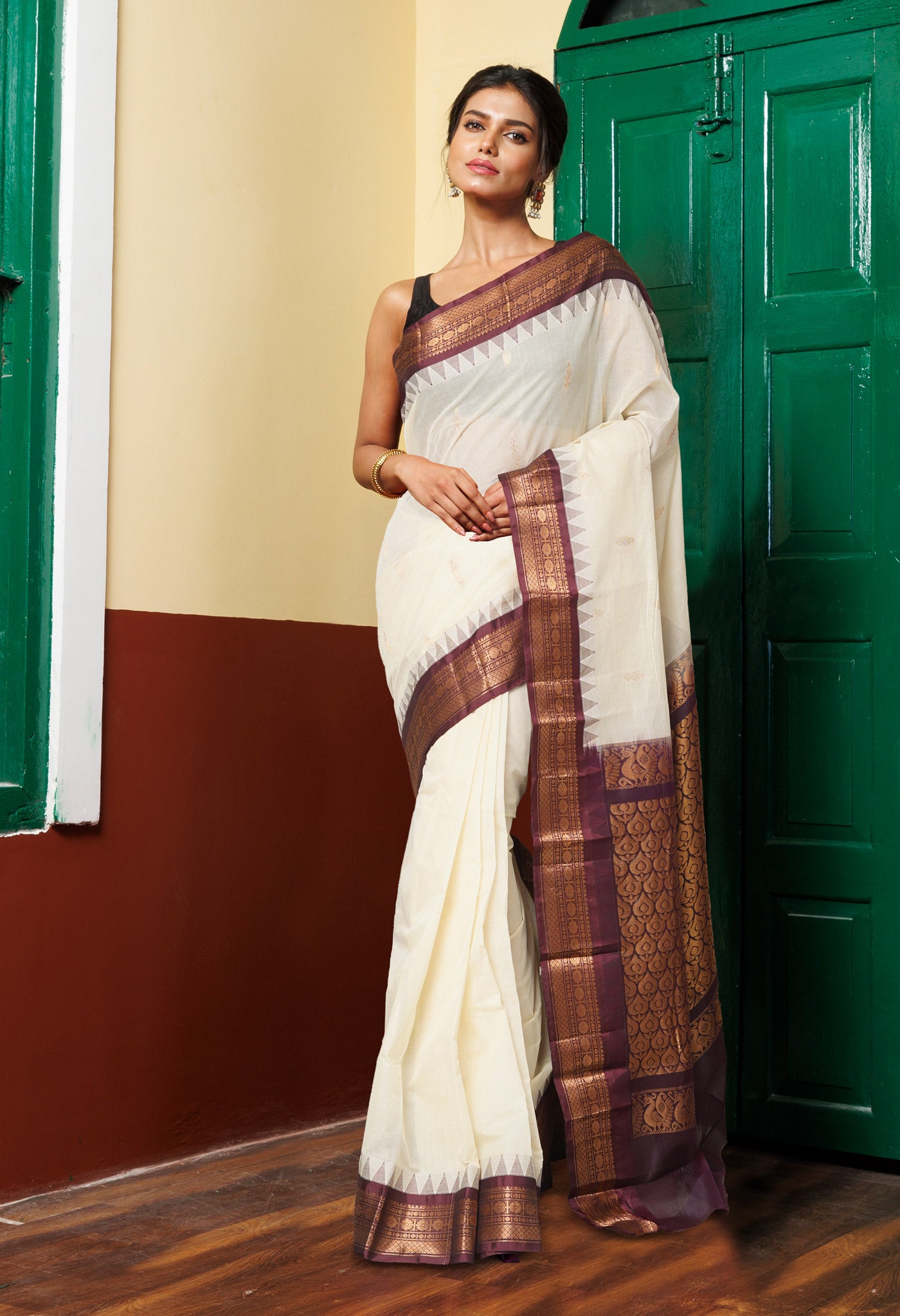 Ivory-Dark Brown Pure Handloom Gadwal Cotton Saree-UNM80789