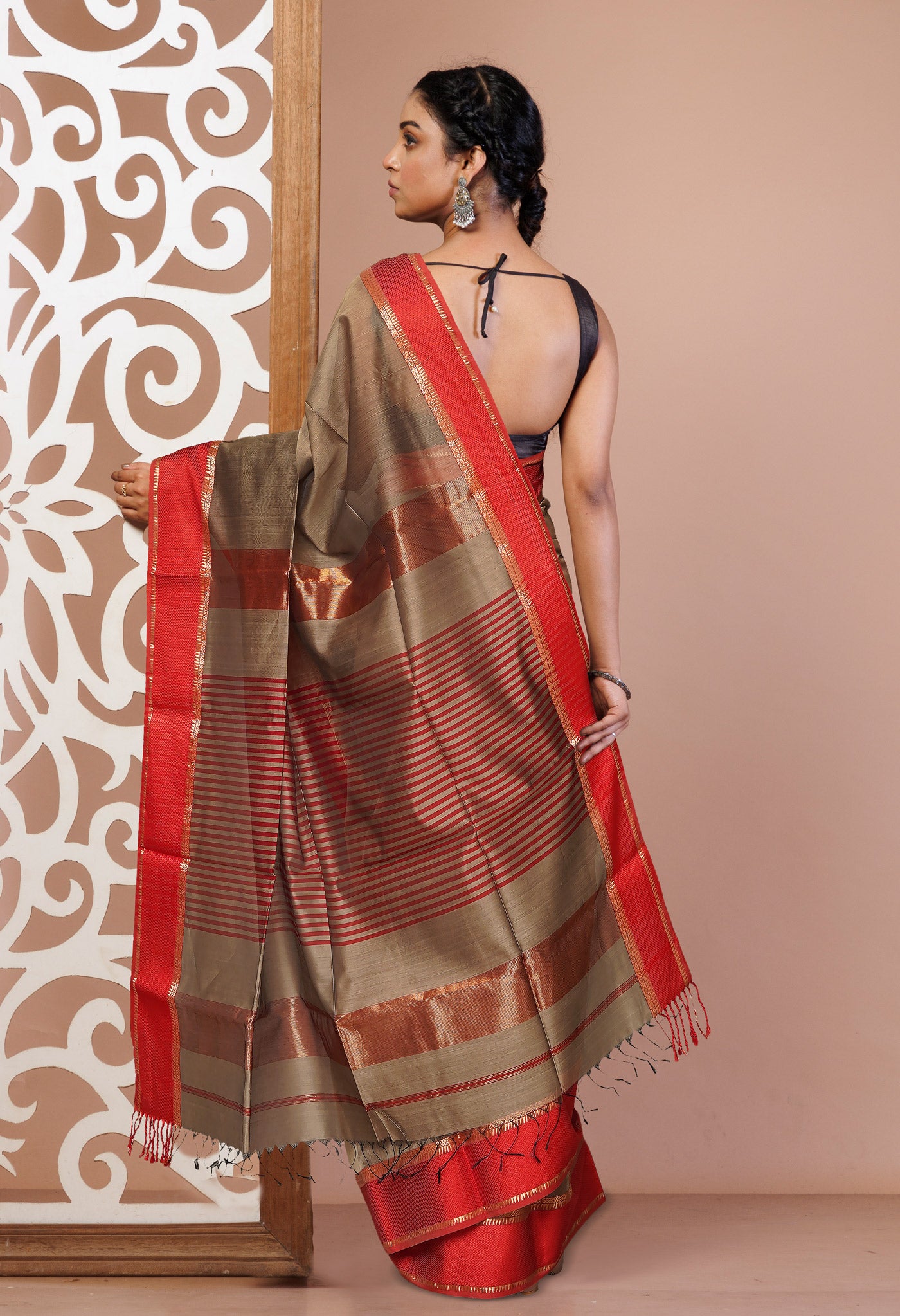 Grey-Red Pure Handloom Maheshwari Sico Saree-UNM80914