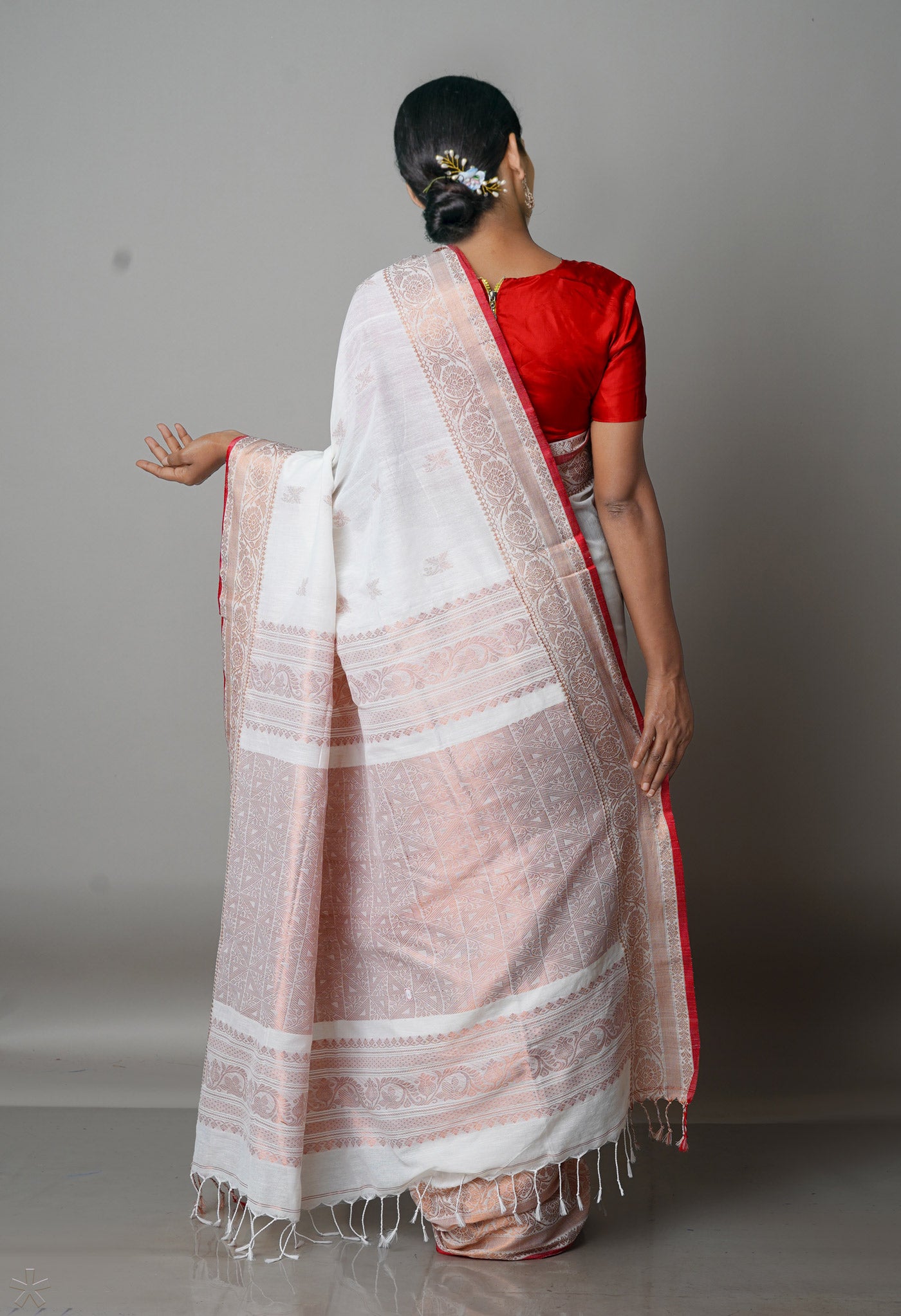 Women's White Handloom Cotton Tangail Saree - Piyari Fashion in 2023 | Saree,  Cotton saree, Fashion